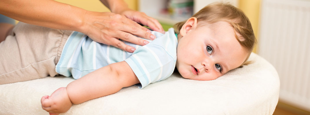 Chiropraktische Behandlung eines Kleinkinds